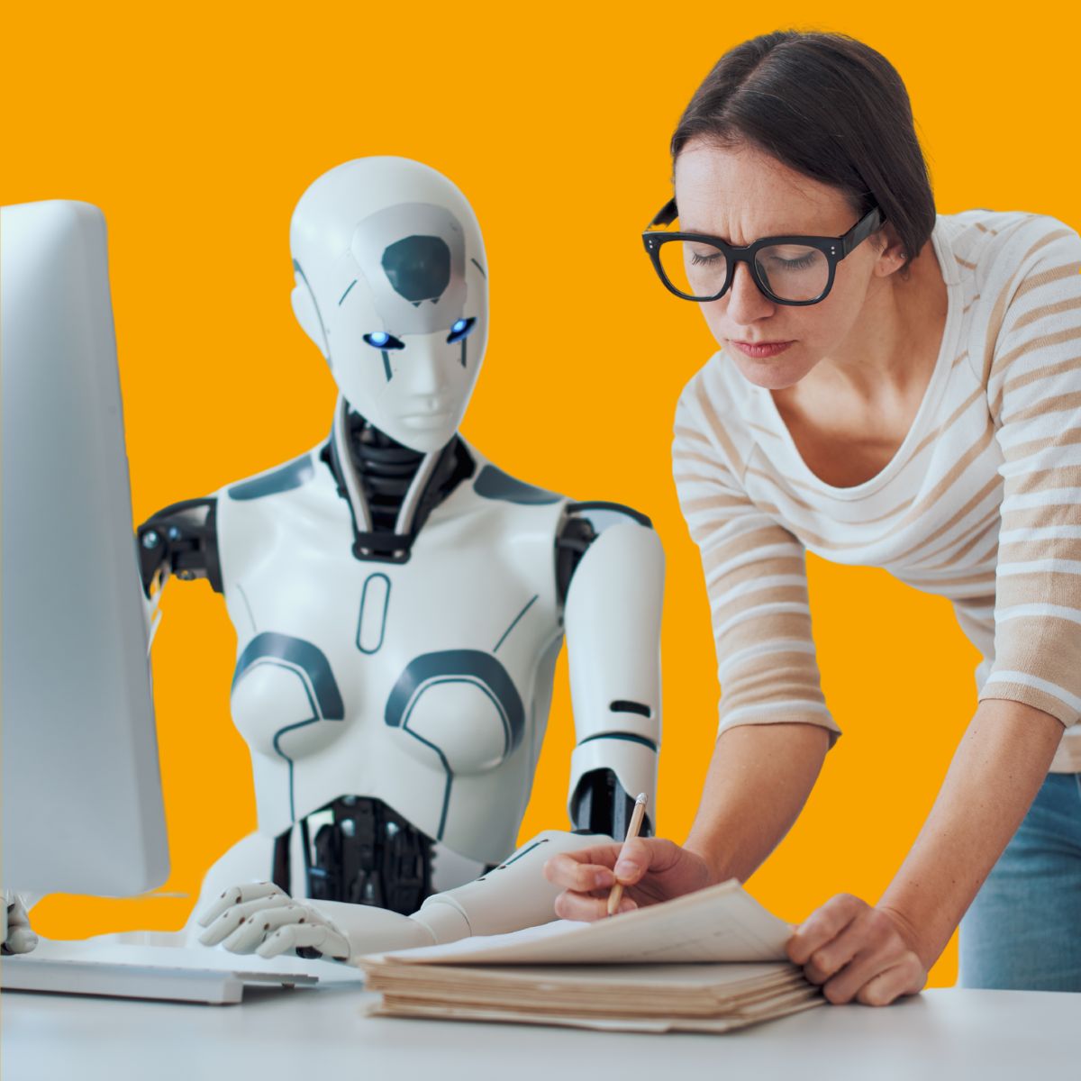 Een robot achter laptop met iemand ernaast met documenten