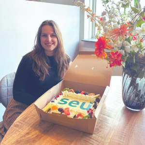 Bente Janssen met taart